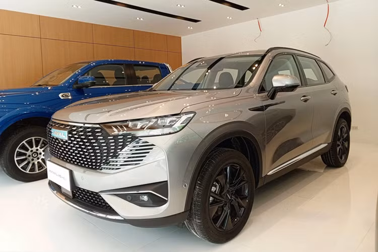 Nội thất Haval H6 theo phong cách tối giản kết hợp các tiện nghi như màn hình HUD, màn hình thông tin 10,25 inch và màn hình giải trí cảm ứng 12,3 inch. Hệ thống giải trí tích hợp kết nối Apple CarPlay/ Android Auto/ Bluetooth/ Radio. Điều hòa 2 vùng độc lập tích hợp khử mùi và tạo ion âm.