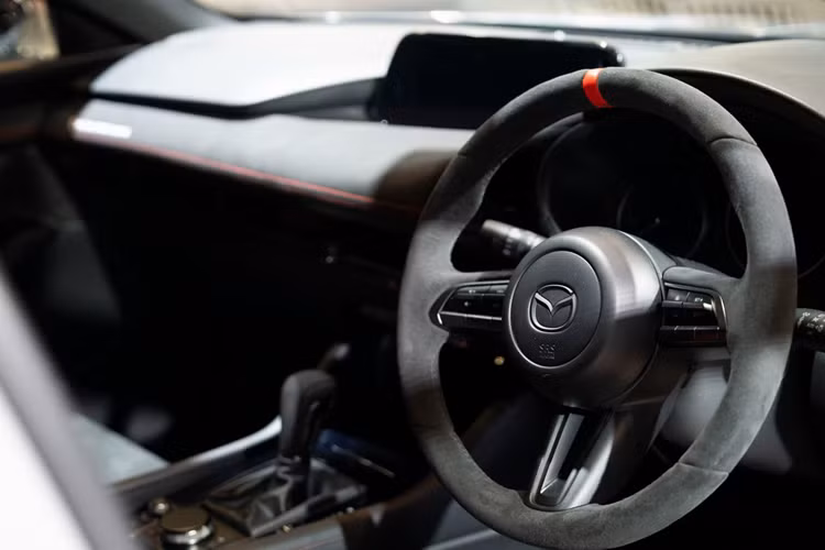 So với một chiếc Mazda3 Hatchback nguyên bản, chiếc concept Spirit Racing 3 đã được thay bộ chia gió trước sâu hơn, bộ khuếch tán gió sau tối màu mới và cánh gió sau làm từ sợi carbon như xe đua. Mâm 6 chấu 18 inch tối màu đi kèm lốp Bridgestone Potenza và kẹp phanh Brembo đỏ hiệu năng cao.