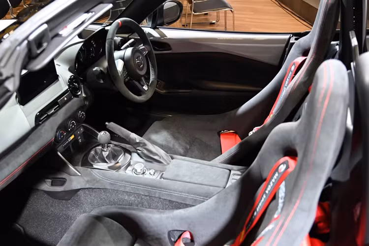 Hãng hoàn toàn có thể đổi sang hộp số sàn ở bản thương mại hoàn thiện. Đại diện Mazda không tiết lộ nhiều về thông số của khối động cơ 2.5L tăng áp dự định trang bị cho Spirit Racing 3.