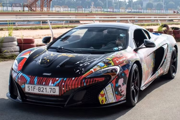 Siêu xe McLaren 650S Spider chỉ mất 14 đến 16 giây để có thể đóng hoặc hạ mui xuống, quá trình này được thực hiện thông qua 1 nút bấm trong khoang lái, khi xe chạy với tốc độ dưới 50 km/h, người lái cũng có thể mở mui.