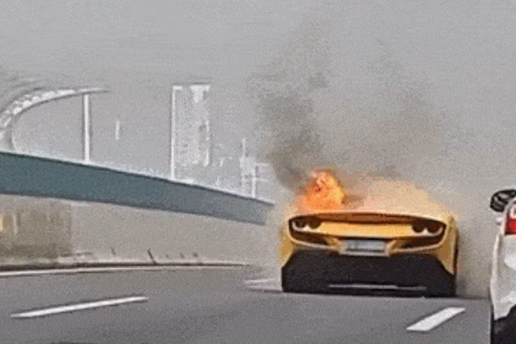 Chiếc Ferrari F8 Spider cháy đứt đuôi này thuộc sở hữu của một người đàn ông họ Giang và anh đã cho bạn mượn chiếc xe thể thao này. Sau đó, người bạn này đã gọi dịch vụ lái xe hộ qua nền tảng gọi taxi AutoNavi.