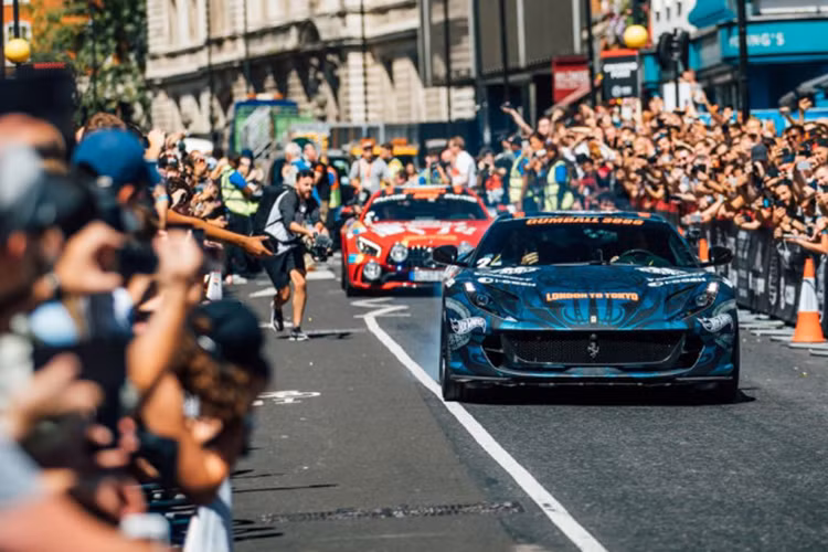 Gumball 3000 là hành trình siêu xe khá nổi tiếng trên thế giới, hàng năm, một cuộc diễu hàng với quy mô quốc tế sẽ diễn ra trên đường công cộng ở nhiều nước khác nhau, với điểm nhấn là rất nhiều xe đắt đỏ xuất hiện, hành trình này được thành lập vào năm 1999 bởi doanh nhân người Anh Maximillion Cooper, với tầm nhìn kết hợp ô tô, âm nhạc, thời trang và văn hóa đại chúng.