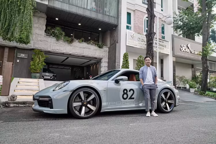 Cường \Đô la hiện đang sở hữu chiếc siêu xe mui trần Ferrari SF90 Spider và mẫu xe tốc độ Porsche 911 Sport Classic 2023, đây là cặp đôi xe mới nhất vào garage của anh.