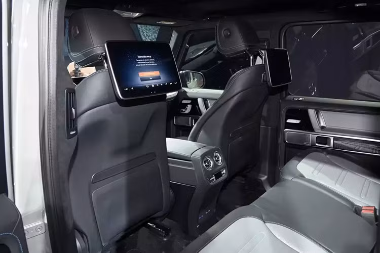 Là phiên bản thương mại của Mercedes-Benz EQG Concept từng ra mắt vào năm 2021, G 580 EQ Technology sở hữu một số thay đổi so với G-Class thông thường như lưới tản nhiệt màu đen bóng được bao quanh bằng dải đèn LED, bộ vành hợp kim 18 inch, nắp ca-pô nâng cao lên và khe gió ở hốc bánh sau để giảm hệ số lực cản không khí.