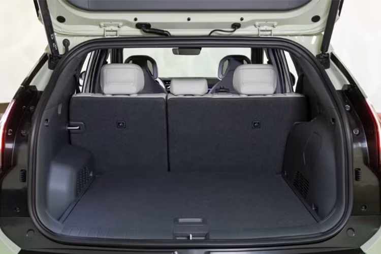 Nhưng cũng có những nét riêng như đèn pha LED thực tiễn hơn, cột bên dày dặn hơn, gương bên truyền thống và cản trước/sau mới. Về nội thất, hãng xe Hàn Quốc vẫn duy trì phong cách thiết kế tinh tế, tối giản trên EV3.