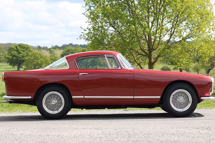Chỉ sau khi nhà máy mới của Pininfarina được hoàn thành vào năm 1958, quá trình sản xuất thương mại mới được bắt đầu với phiên bản Coupé cổ điển của 250 GT được giới thiệu. Ngay cả khi những chiếc xe Pininfarina tiêu chuẩn được sản xuất với số lượng lớn, việc sửa đổi chi tiết thân xe vẫn diễn ra phổ biến.