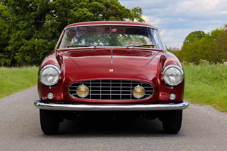 Ra mắt tại Triển lãm Paris năm 1954, số lượng sản xuất của 250 GT Coupé vượt xa bất kỳ chiếc Ferrari nào được sản xuất trước đây. Vì được sản xuất với số lượng lớn hơn nên chiếc xe mới phải thu hút được nhiều người hơn.