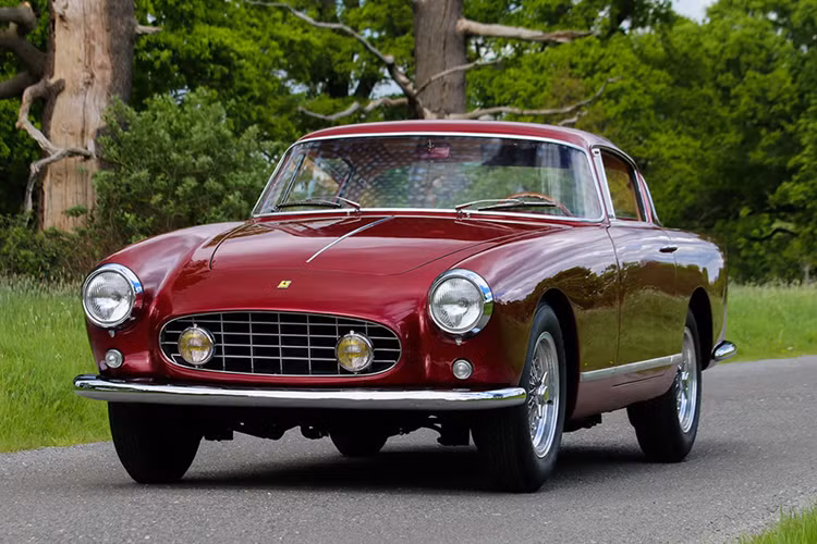 Xuyên suốt chiều dài lịch sử, Ferrari đã cho ra mắt rất nhiều dòng xe nổi tiếng thậm chí đến cả thời điểm hiện tại. Tuy nhiên, để nhắc về điểm bắt đầu khi hãng xe Ý thương mại hóa các dòng xe thì cần phải kể đến chiếc Ferrari 250 GT Coupe huyền thoại, mẫu xe thương mại đầu tiên của Ferrari.