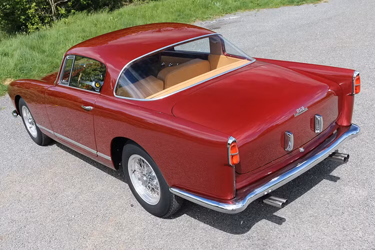 Những chiếc xe đầu tiên được lắp ráp bởi Pininfarina nhưng khi hãng này nhận thấy mình không thể đáp ứng nhu cầu cho chiếc 250 GT mới, việc sản xuất đã được ký hợp đồng phụ với Carrozzeria Boano do cựu nhà thiết kế Pininfarina Mario Boano thành lập.