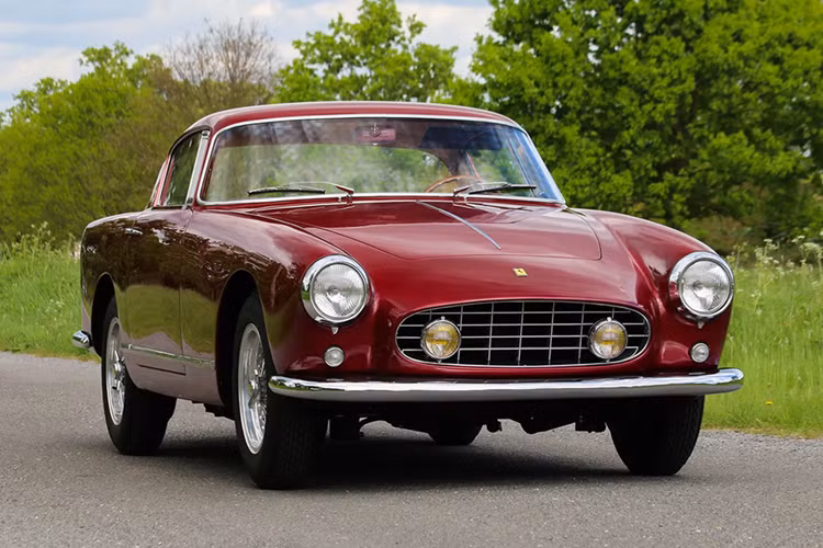 Tiếp nối chiếc 250 Europa, 250 GT Coupé đã thay thế động cơ Lampredi V12 của chiếc xe trước đó bằng động cơ Colombo V12 cổ điển có dung tích 3.0 lít. Ngoài việc mạnh mẽ hơn, khối động cơ này có khả năng tạo ra công suất 220 mã lực, nhiều hơn 20 mã lực so với 250 Europa, từ đây giúp tạo ra một chiếc Ferrari nhỏ hơn và nhanh nhẹn hơn.