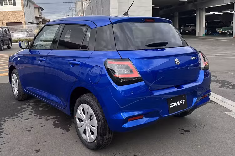 Cụ thể, xe có kích thước dài x rộng x cao lần lượt là 3.860 x 1.695 x 1.500 mm. Tương tự kích thước, thiết kế ngoại thất của xe cũng chỉ được điều chỉnh nhẹ.