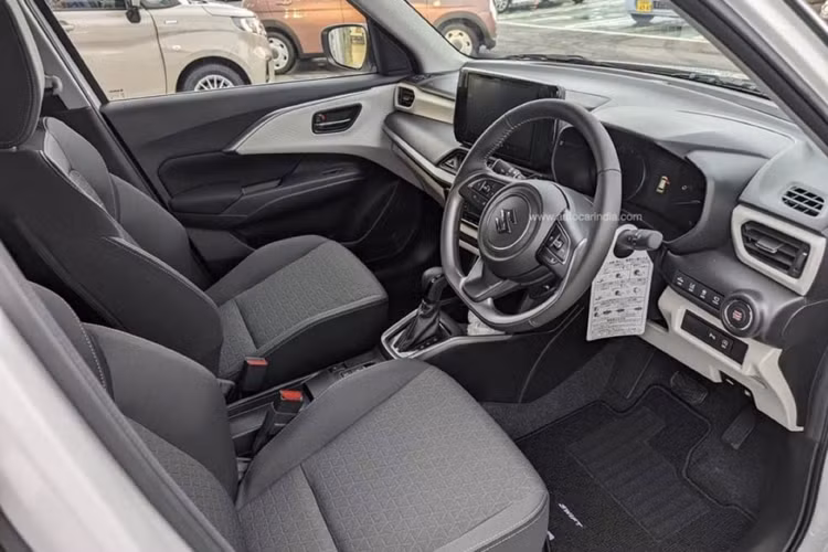 Ở khu vực bên sườn, Suzuki Swift 2024 có một số thay đổi như tay nắm cửa sau được chuyển từ cột C xuống cửa, đường dập gân mới kéo dài từ đèn pha đến đèn hậu và vành la-zăng 16 inch với thiết kế đa chấu, phay xước 2 màu. Trong khi đó, khu vực phía sau được bổ sung đèn hậu cải tiến.