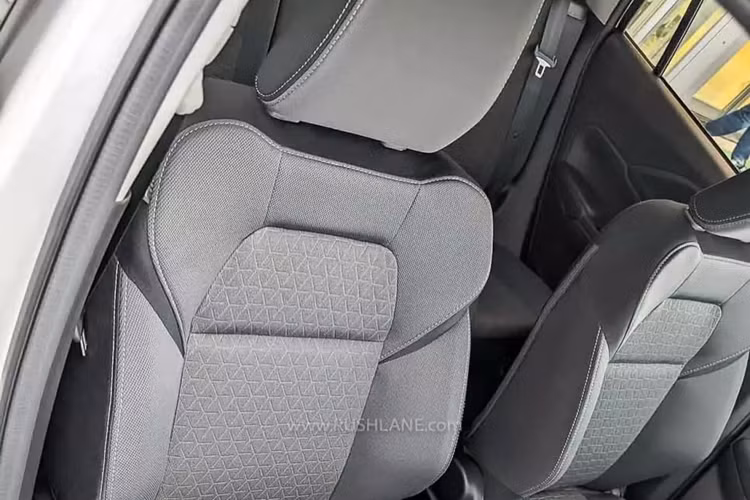 Bên trong xe, Suzuki Swift 2024 có những trang bị đáng chú ý như ghế bọc nỉ, vô lăng 3 chấu tích hợp phím chức năng, bảng đồng hồ analog với màn hình đa thông tin 4,2 inch, màn hình cảm ứng trung tâm 9 inch, điều hòa tự động 1 vùng, màn hình hiển thị thông tin kính lái HUD, phanh tay điện tử, tự động giữ phanh tạm thời và cổng USB.