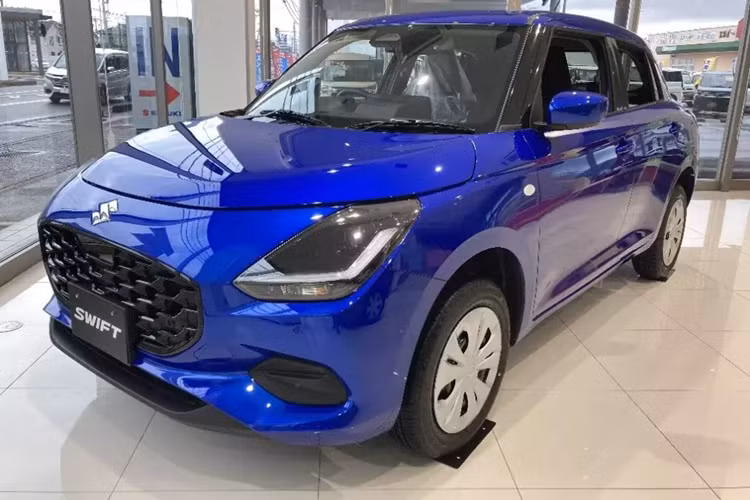 Suzuki Swift thế hệ mới không thay đổi quá nhiều về mặt kích thước với chiều dài tăng 15 mm, chiều rộng giảm 40 mm, chiều cao tăng 30 mm trong khi chiều dài cơ sở giữ nguyên 2.450 mm.