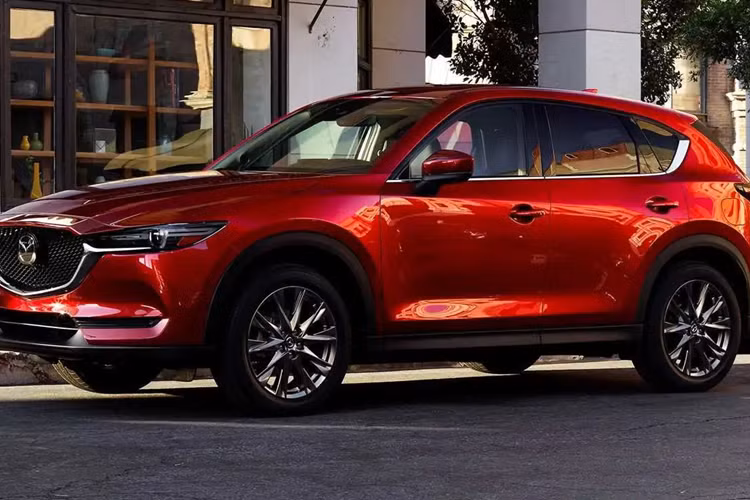 Điều đáng chú ý là Mazda thời gian gần đây đã sử dụng công nghệ hybrid mượn từ Toyota để phát triển một số mẫu xe của mình. Ở Trung Quốc, Mazda CX-50 động cơ hybrid mượn từ Toyota RAV4. Cũng trong báo cáo tài chính kể trên, Mazda cho biết CX-50 hybrid sẽ được ra mắt tại các thị trường khác vào nửa cuối năm 2024.