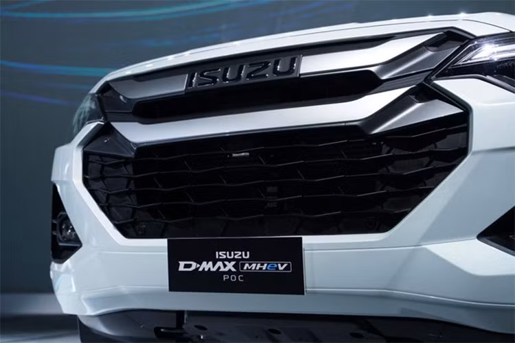 Giá xe Isuzu D-Max hybrid dao động từ 17.200-27.000 USD (tương đương 435-690 triệu đồng) tùy thuộc vào phiên bản và kiểu thân xe, trong khi MU-X có giá khởi điểm từ 34.435 USD (khoảng 875 triệu đồng).