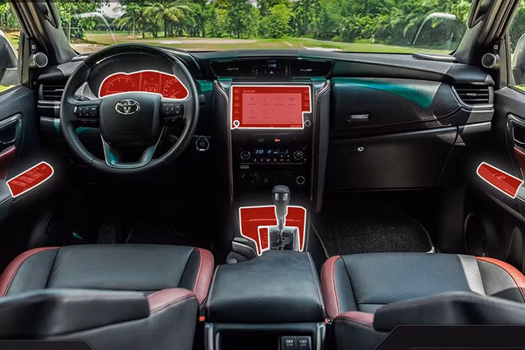 Bên cạnh việc tinh chỉnh động cơ thì các trang bị khác trên Toyota Fortuner bản mới vẫn được giữ nguyên như cũ. Bên trong khoang cabin của xe vẫn sở hữu các tiện ích được nâng cấp.