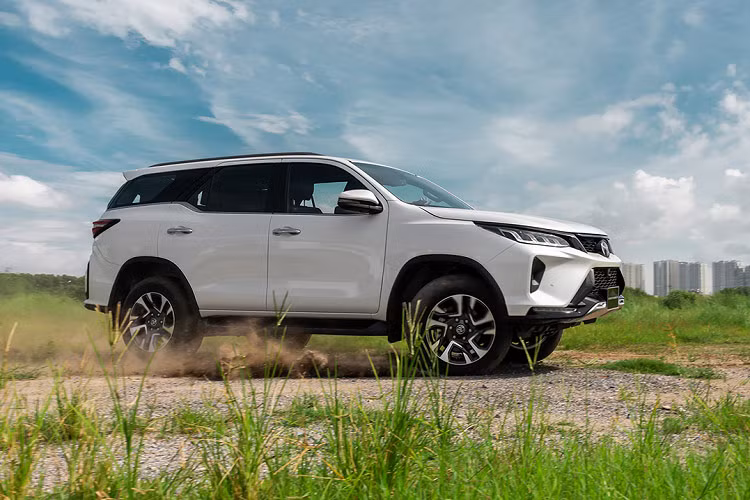 Khả năng cao phiên bản của mẫu xe SUV Toyota Fortuner 2025 mới sẽ được trang bị động cơ xăng dung tích 2.694cc, cho công suất 164 mã lực và mô-men xoắn 245 Nm.