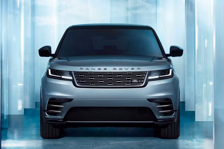 So với phiên bản cũ, ngoại hình của Range Rover Velar 2024 không có nhiều sự nâng cấp đáng kể. Nếu quan sát kỹ, có thể nhận ra một số thay đổi nhẹ ở họa tiết đèn pha, mặt ca lăng và cản sau.