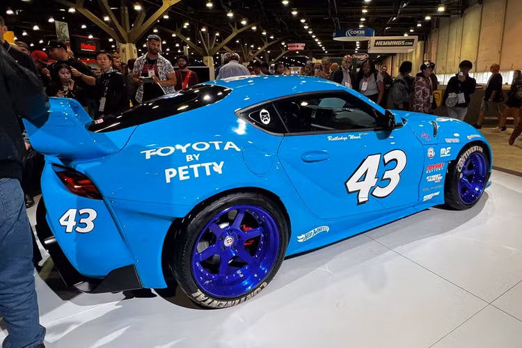 Toyota Supra Suprabird đặc biệt này là một trong số nhiều xe độ mà Toyota có tại Triển lãm SEMA năm nay. Triển lãm sẽ diễn ra từ nay đến hết ngày 8 tháng 11 tại Las Vegas.