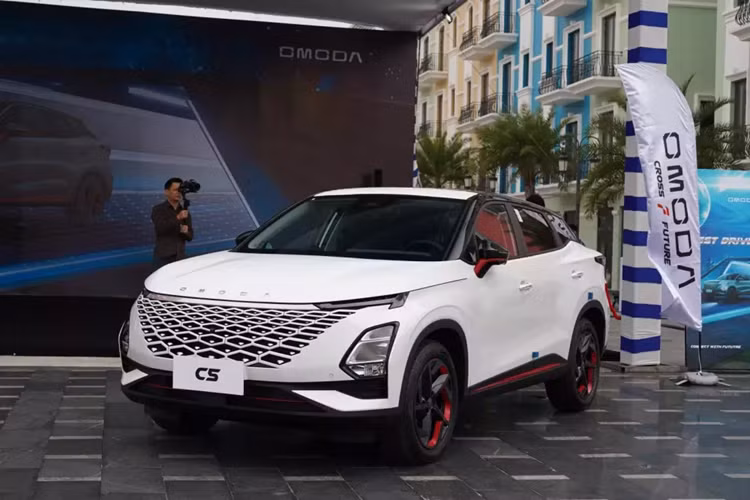 Omoda đã rất khôn ngoan khi trang bị bộ la-zăng hợp kim 18 inch đi kèm lốp có cấu hình cao hơn so với hầu hết các mẫu xe hiện đại cho C5. Chúng làm cho chất lượng lái xe dễ chịu hơn trên các bề mặt gồ ghề và hấp thụ va chạm tốt hơn. Hệ thống treo sau có vẻ cứng hơn so với phía trước, khiến người ngồi phía sau cảm thấy khó chịu hơn một chút.