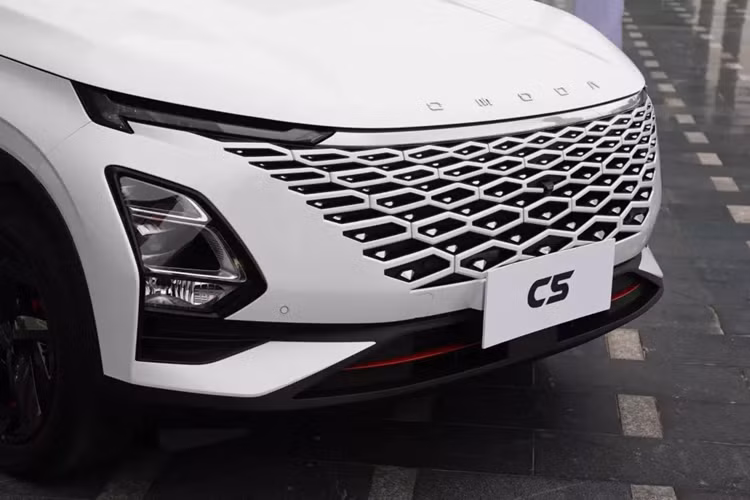 Mẫu xe đầu tiên của thương hiệu này là Omoda 5 - SUV cỡ B, cũng là đối tượng của bài viết này, chuẩn bị bán ở Việt Nam trong năm nay dưới cái tên C5. Trước mắt, các mẫu xe Omoda C5 2024 mới sẽ được nhập khẩu từ Indonesia vào Việt Nam, sau đó sẽ được lắp ráp sau khi Chery hoàn tất nhà máy tại Việt Nam, cùng với sự hợp tác của Geleximco.