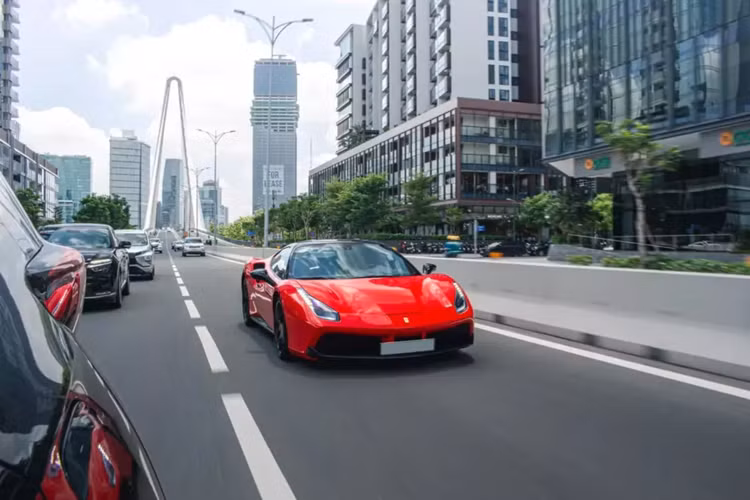 Chiếc siêu xe Ferrari 488 GTB khi đó nguyên bản mang màu đỏ Rosso Corsa, sau 1 thời gian dài sử dụng vợ của Minh Nhựa đã bán lại xe, vào năm 2017 ca sĩ Tuấn Hưng đã chơi lớn khi mua lại chiếc xe Ferrari 488 GTB này, anh vẫn để biển đẹp từ chủ đầu tiên để di chuyển trên đường phố Hà Nội.