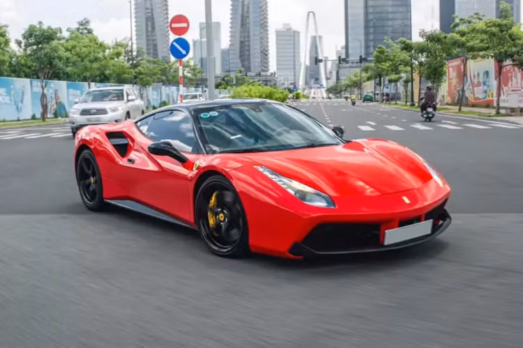 Cụ thể, đây là 1 trong 2 chiếc siêu xe Ferrari 488 GTB đầu tiên về Việt Nam, xe xuất hiện vào tháng 2/2016 và sau đó, chuyển thẳng về garage xe của gia đình ông Phạm Trần Nhật Minh, hay còn gọi là Minh Nhựa, người mua xe được đồn đoán là vợ của đại gia này.