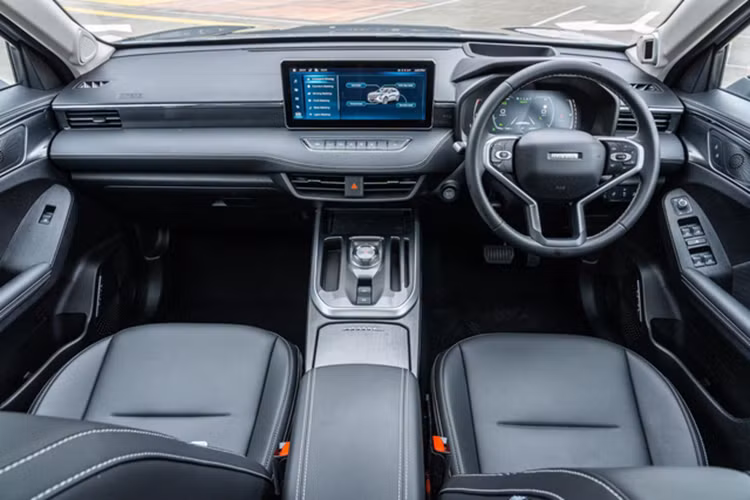 Dù ở phiên bản nào, Haval Jolion tại Thái Lan đều có những trang bị đáng chú ý như đèn pha LED tự động bật/tắt, đèn hậu LED, vành hợp kim 18 inch, bảng đồng hồ kỹ thuật số 7 inch, màn hình cảm ứng trung tâm 10,25 inch, hỗ trợ Android Auto/Apple CarPlay, ghế lái chỉnh điện 6 hướng