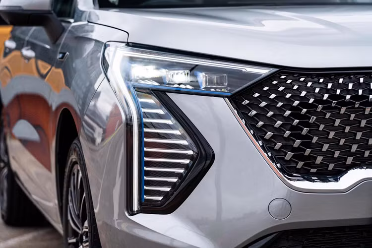 Hiện chưa rõ Haval Jolion về Việt Nam sẽ thuộc phiên bản nào. Tại thị trường Thái Lan, mẫu xe này hiện có 2 phiên bản là Sport và Ultra. Cả hai phiên bản đều dùng động cơ hybrid nhưng thiết kế ngoại thất lại có một số chi tiết khác nhau như lưới tản nhiệt, cụm đèn phía trước, vành la-zăng và cản trước/sau.