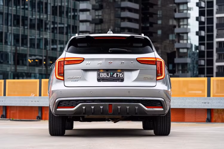 Giá xe Haval Jolion tại Việt Nam vẫn còn là ẩn số nhưng được đồn sẽ rơi vào khoảng 700 triệu đồng. Nếu con số này là chính xác thì Haval Jolion sẽ có giá cao hơn so với những đối thủ như Hyundai Creta (599 - 699 triệu đồng), Kia Seltos (604 - 714 triệu đồng) và Mitsubishi Xforce (599 - 680 triệu đồng).