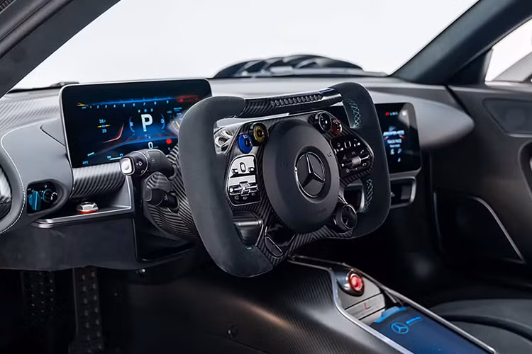 Có thể F1rst Motors tuyên bố như vậy để nhấn mạnh chiếc xe này lăn bánh cực kỳ ít. Mercedes-AMG One được xem là siêu phẩm đỉnh cao về sức mạnh của ngành công nghiệp ôtô, nắm giữ kỷ lục vòng quanh các đường đua huyền thoại như Nürburgring và Monza.