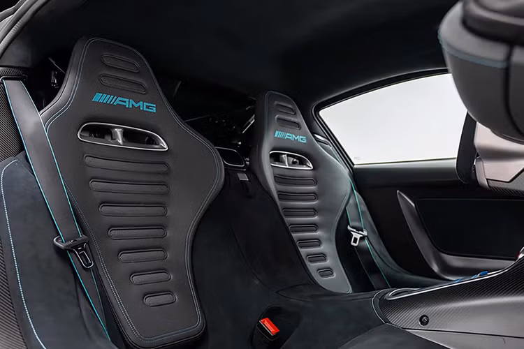 Tất nhiên là hãng xe Đức chưa bao giờ công bố mức giá chính xác của siêu xe Mercedes-AMG One, nhưng mức giá được đồn đoán từ 2 đến 3 triệu USD; con số này gần nửa giá đại lý F1rst Motors chào bán