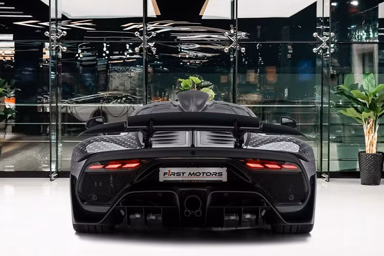 Trong đó có sự hiện diện của các tay đua F1 Valtteri Bottas và Nico Rosberg trong số 275 khách hàng. Thêm vào đó, Lewis Hamilton đã giúp phát triển hypercar này.