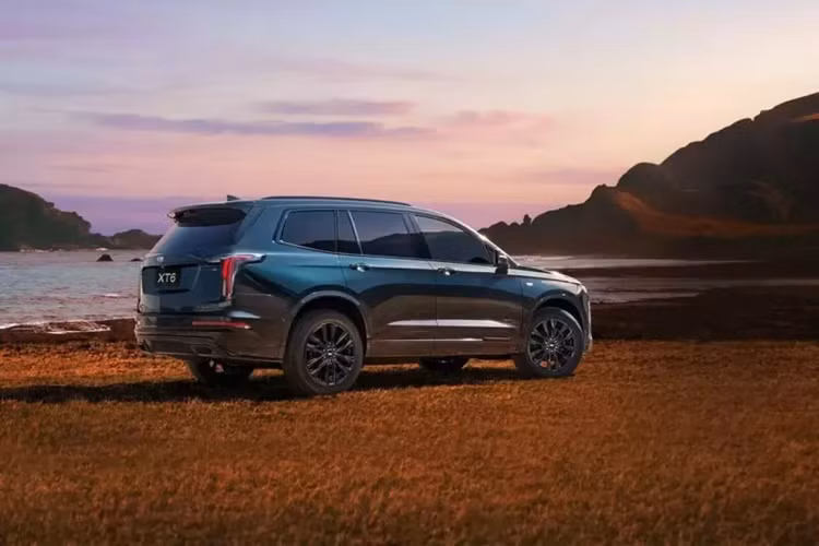 Tiến vào bên trong, Cadillac XT6 2025 sử dụng cụm đồng hồ kỹ thuật số 12,3 inch mới và hệ thống thông tin giải trí 10 inch lớn hơn. Chúng không thể thay thế cho màn hình 33 inch có trong hầu hết các dòng xe Cadillac, nhưng giúp mọi thứ trông bớt lỗi thời hơn một chút.