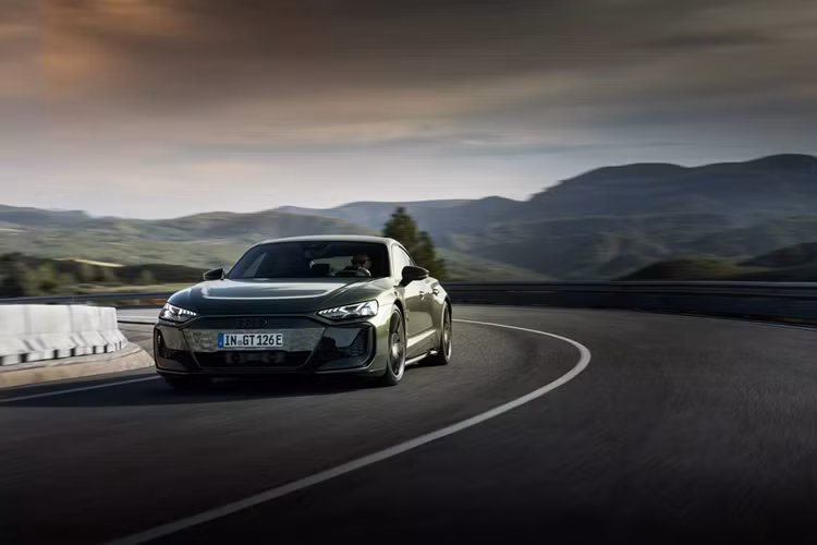 Dải sản phẩm Audi e-tron GT 2025 cũng có bộ phanh mới. Bản tiêu chuẩn S e-tron GT được trang bị sẵn đĩa phanh bằng thép, trong khi các mẫu RS có sẵn đĩa phủ hợp kim tungsten carbide, chịu nhiệt và kháng rỉ sét tốt hơn.