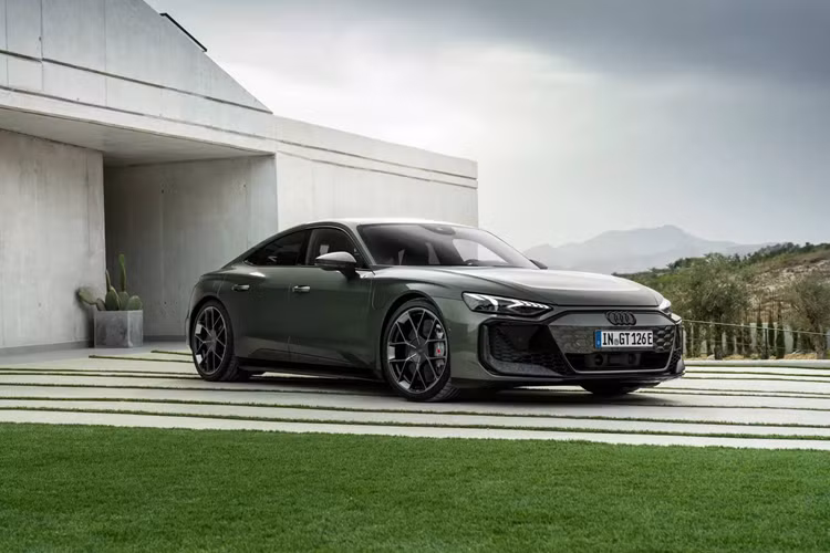 Những mẫu xe điện thể thao Audi e-tron GT và RS e-tron GT đã có mặt trên thị trường từ 2021 và thu hút sự chú ý nhờ kiểu dáng đẹp mắt, nội thất tiện nghi cũng như sức mạnh đáng nể.