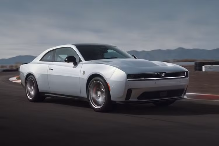 Ra mắt vào tháng 3 năm nay, Dodge Charger Daytona 2024 chạy điện nhanh chóng thu hút sự quan tâm của nhiều khách hàng. Đây là lần đầu tiên mẫu xe này được trang bị hệ thống truyền động điện, thay thế cho động cơ V8 vốn làm nên tên tuổi của các dòng xe cơ bắp.