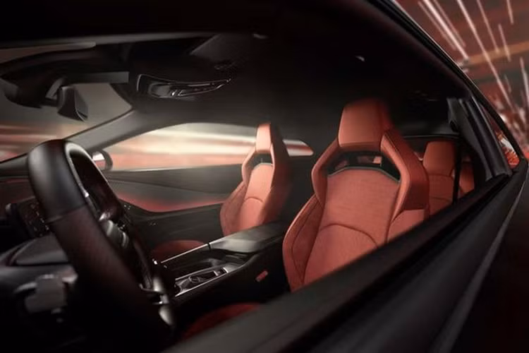 Xe điện Dodge Charger Daytona R/T 2 cửa được trang bị sẵn gói nâng cấp cấu hình Direct Connection Stage 1 ngay từ khi xuất xưởng với công suất 503 mã lực và mô-men xoắn 548 Nm. Trong khi đó, bản Scat Pack 2 cửa được nâng cấp gói Direct Connection Stage với sức mạnh lên đến 680 mã lực và mô-men xoắn 850 Nm.