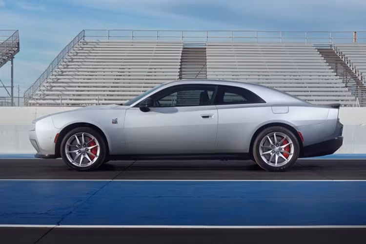 Về thiết kế, Dodge Charger sở hữu ngoại hình mang hơi hướng xe cơ bắp cổ điển với cụm đèn LED dạng kép vuông vức, gợi nhớ đến mẫu Charger thế hệ thứ 5 ra mắt từ năm 1981. Một điểm nhấn khác là logo ngôi sao 3 cánh Fratzog lấy cảm hứng từ những chiếc Dodge thập niên 60.