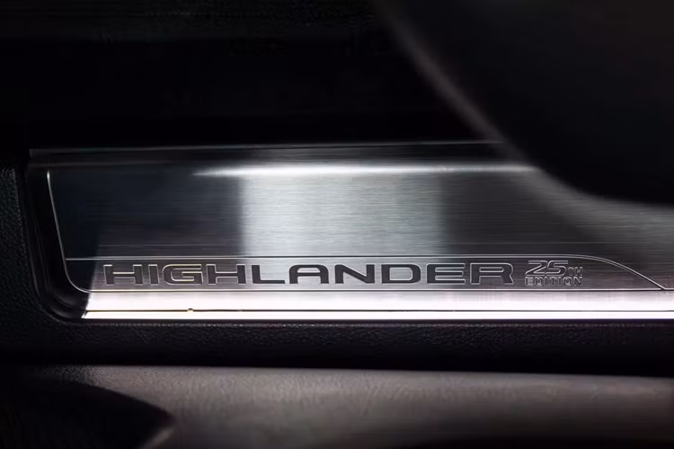 Được phát triển dựa trên bản Hybrid Limited AWD nên phiên bản này cũng sở hữu không gian nội thất hiện đại và sang trọng với hệ thống âm thanh JBL 11 loa, điều hòa không khí ba vùng và màn hình hiển thị trung tâm 12,3 inch.