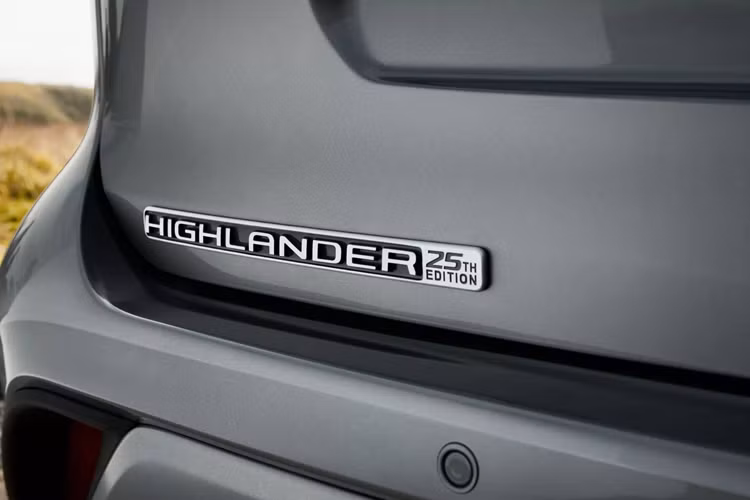 Ở bên trong, Toyota Highlander 25th Edition trang bị ghế bọc da màu nâu Portobello thời trang có logo 25th Edition dập nổi trên tựa đầu phía trước và xuất hiện tại nhiều nơi khác trong cabin như thảm sản, đèn chào mừng, tappi cửa…