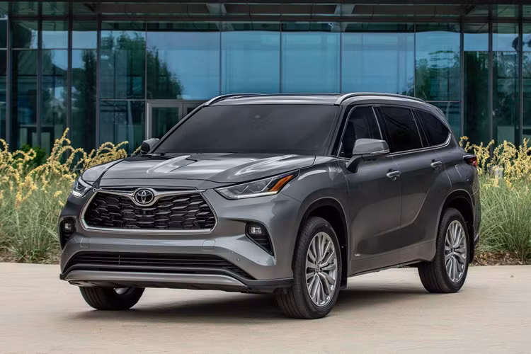 Hãng xe Nhật Bản vừa chính thức giới thiệu mẫu Toyota Highlander 2025 đời mới với một số thay đổi nhỏ, đi kèm là sự xuất hiện một phiên bản giới hạn nhằm kỷ niệm 25 năm ra đời dòng xe crossover này, tính từ lần đầu ra mắt ở Triển lãm ôtô New York năm 2000.