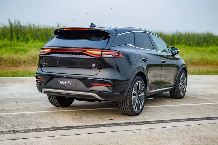 Những thông số này khá tương đồng với thế hệ mới của Hyundai Santa Fe mới ra mắt Việt Nam với các thông số tương ứng là 4.830 x 1.900 x 1.720 mm, chiều dài cơ sở 2.815 mm. Giá bán của BYD Tang tại Trung Quốc là từ 31.200-38.300 USD (768-943 triệu đồng). Khi về Việt Nam, BYD Tang có mức giá dự kiến 1,3 tỷ đồng.