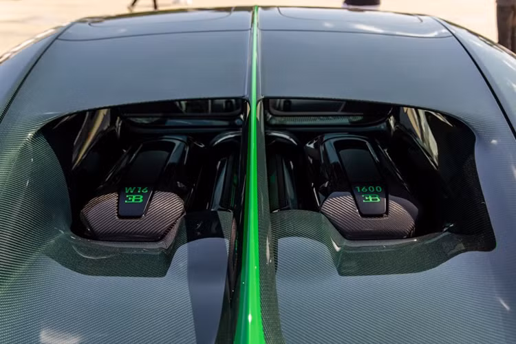 Chưa hết, chiếc Bugatti Chiron Super Sport này còn sở hữu 1 số họa tiết màu xanh lá cây, với điểm nhấn mạnh mẽ nhất là con số 88 trên lưới tản nhiệt. Cặp số 88 này lại xuất hiện 1 lần nữa nhưng trên biển số của xe là 88.JP.88. Sau cùng là bộ mâm 5 chấu đơn sơn màu đen, cùng kẹp phanh sơn màu xanh chuối.