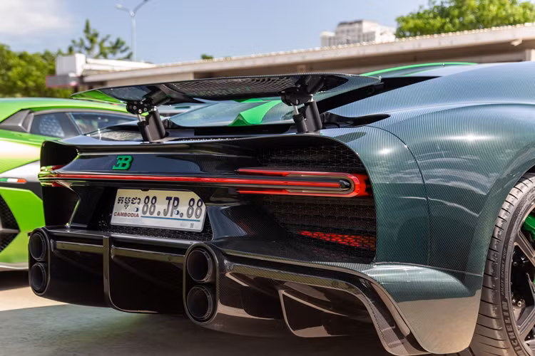 Đầu tiên là việc dòng siêu xe triệu đô Bugatti Chiron Super Sport chỉ được sản xuất giới hạn 60 xe trên toàn thế giới, trong đó chỉ mới có 3 xe lộ diện xuất hiện tại thị trường Asean, bao gồm Singapore, Malaysia và Campuchia. Điều này cho thấy chiếc Bugatti Chiron Super Sport tại Campuchia rất đặc biệt.