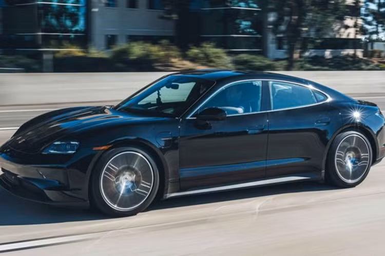 Porsche Taycan 2025 chay full 600km, sac nhanh 80% pin chi 20 phut