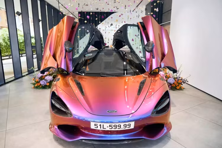 Động cơ trên siêu xe McLaren 750S được đặt dọc ở giữa xe, kết hợp cùng hộp số tự động SSG 7 cấp và hệ dẫn động cầu sau RWD