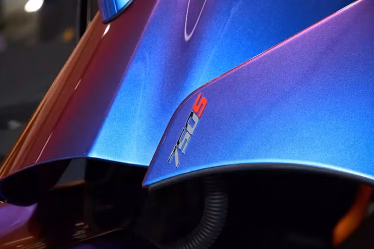 Tổng giá trị cho các tùy chọn trên chiếc siêu xe McLaren 750S đầu tiên về Việt Nam là 7 tỷ đồng, tương đương giá xe Porsche 911 đời mới chính hãng.
