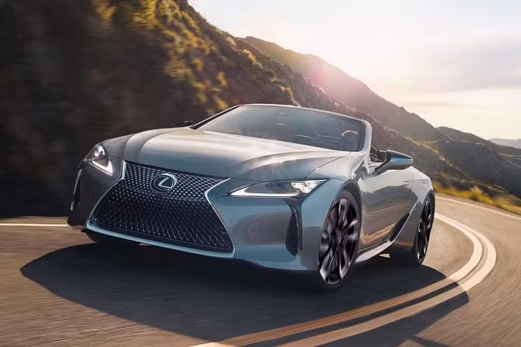 Ngoài lớp sơn, Lexus đã thêm các thanh giằng ở phía trước và sau để cải thiện độ cứng. Có thể các thanh giằng này được giới thiệu nhằm đáp ứng các yêu cầu an toàn ngày càng thay đổi, nhưng một khung cứng hơn đồng nghĩa chiếc xe xử lý tốt hơn, do đó cầm lái LC 2025 sẽ thấy một số cải tiến.